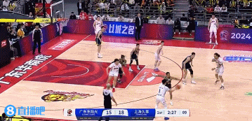 j9九游会老哥俱乐部交流😤翻江倒海！洛夫顿溜底线冲击篮筐 暴起打中还要加罚