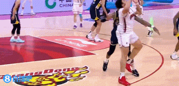 j9九游会老哥俱乐部交流😤翻江倒海！洛夫顿溜底线冲击篮筐 暴起打中还要加罚