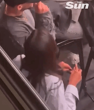 ag九游会亚洲真人第一品牌女大三抱金砖！太阳报：鲁本-迪亚斯与女友看比赛，吻女友脖颈
